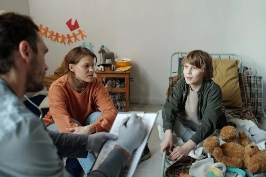 Jak rozmawiać z dzieckiem o wojnie i pomóc mu zrozumieć trudne emocje